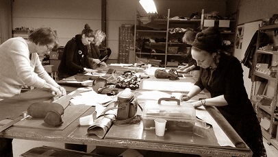 Cursisten bij de workshop tassen maken.